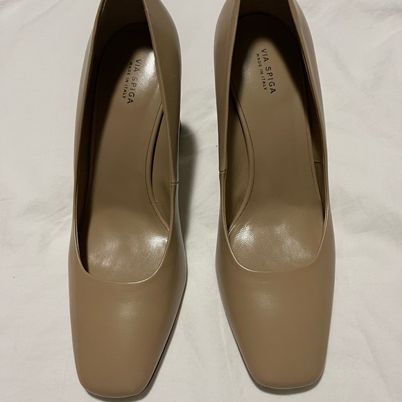 WORN Via Spiga
Tan Beatrice Square-toe Block Heel Pumps - Picture 6 of 11